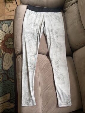 Saucony Light Gray Marbled Pattern Active Leggings with black waistband
